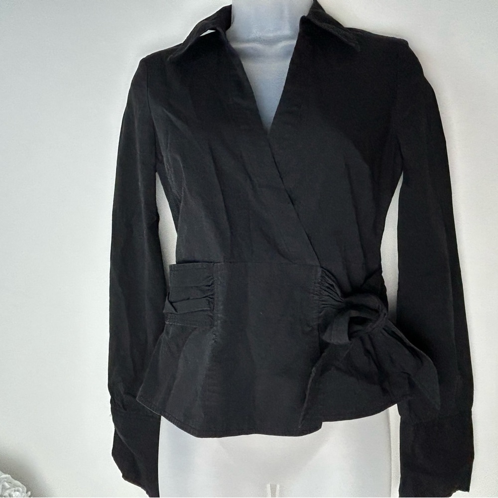 Guess Black Wrap Around w/Tie Blouse Women's Medium.‎